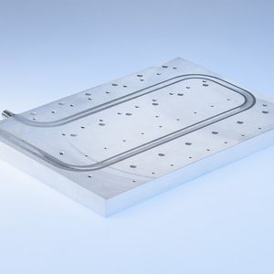 Flüssigkeitskühlkörper, in denen Edelstahlrohre passgenau in eine Aluminiumplatte eingelassenen sind, eignen sich für den Einsatz von aggressiven Kühlmedien wie beispielsweise deionisiertem Wasser.