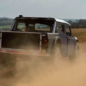 Eine Ladeinfrastruktur braucht der Pioneer nicht. Dank Diesel an Bord kann er bis zu 7.000 Kilometer weit stromern.(Bild:  Fering)