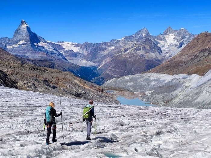 Glaciologen op de Findel-gletsjer in het kanton Wallis. Het ijs rond de Matterhorn blijft drastisch terugtrekken, en het voorland van de gletsjer, met zijn meren en puinhellingen, breidt zich uit. (Bron:M. Huss)