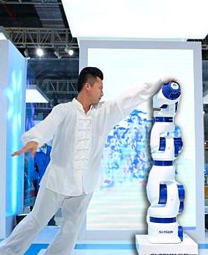 Der erste chinesische kollaborative Roboter: Für das Teach-in bewegt der Bediener den Roboterarm zu den Schlüsselpositionen des Verfahrwegs. (Saisun)