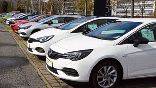 Die Stellantis-Händler sollen mittelfristig über ein Agenturmodell vergütet werden. (Bild: Rehberg / »kfz-betrieb«)