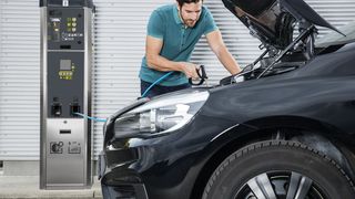 Im Kombi-Gerät AWT-C sind Wasserspender und Reifendruckprüfgerät in einer SB-Station vereint. (Bild: Kärcher)