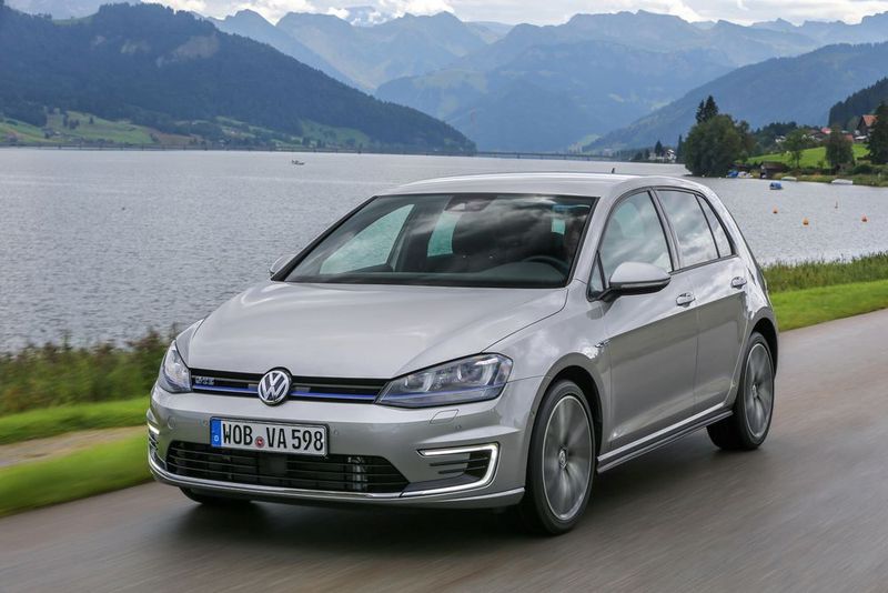 Beim Golf GTE (ab 36.900 Euro) kommt als Benziner ein 1,4-Liter-Turbo-Ottomotor mit 110 kW/150 PS zum Einsatz, der im Gehäuse des Sechsgang-Doppelkupplungsgetriebes untergebrachte E-Motor kommt auf 75 kW/102 PS. Rein elektrisch sollen rund 50 Kilometer Fahrt möglich sein. (Volkswagen)