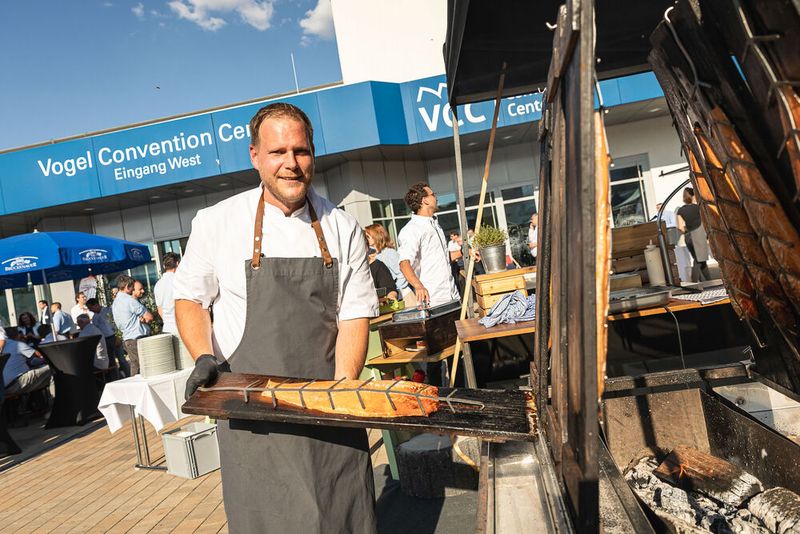 Steckverbinderkongress 2022: Das Get together am 4. Juli 2022 und die Abendveranstaltung am 5. Juli 2022 auf dem Vogel-Campus boten viele Gelegenheiten sich in entspannter Atmosphäre auszutauschen und zu netzwerken. Schon so manches Projekt nahm hier seinen Anfang. (Bild: Elektronikpraxis)