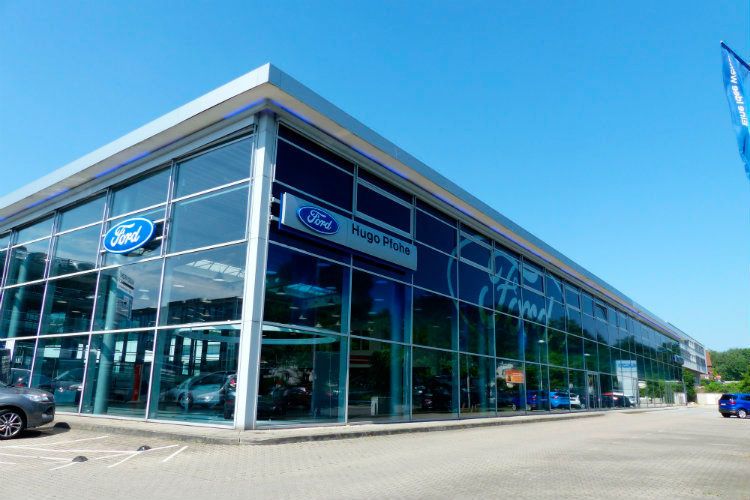 Das Hamburger Traditionsunternehmen Hugo Pfohe investiert bereits seit drei Jahren über 16 Millionen Euro in die Modernisierung seiner Autohäuser. Geschäftsführer Philip Pfohe will dadurch eine Wohlfühlatmosphäre in den Betrieben schaffen und es den Kunden so schwerer machen, „das Auto online zu kaufen“.   (Pfohe)