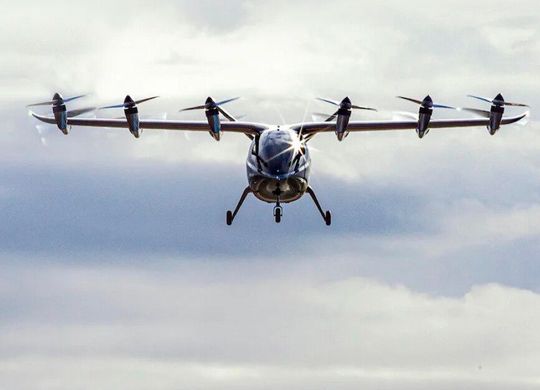 Hier sieht man den elektrisch betriebenen Senkrechtstarter Archer Maker, der als  Flugtaxi dienen soll, nach dem Start. So weit ist das bereits insolvente Unternehmen Lilium aus München nie gekommen. Jetzt wurden alle Lilium-Patente vom Insolvenzverwalter an Archer verkauft ...(Bild:  Archer)