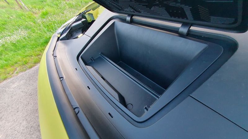 Das Ladekabel lässt sich im kleinen Frunk verstauen. (Bild: Mauritz – VCG)