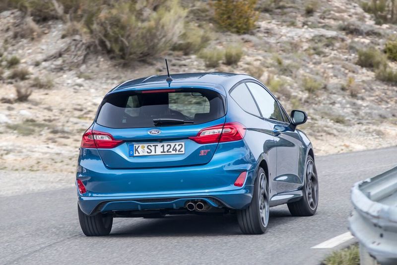 Mit fast schon chirurgischer Präzision lässt sich der 1,3-Tonner durch Kurven zirkeln. (Ford)