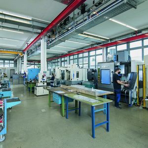 Blick in den Fräsbereich in der Kleinteilebearbeitung der Andermatt Feinmechanik AG. Rechts die neue Doosan mit vollautomatischem Handling. 