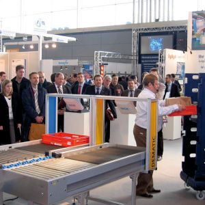 In seinem Tracking & Tracing Theatre stellt der Industrieverband AIM reale Anwendungsszenarien für Lösungen aus dem Bereich der automatischen Identifikation vor. Bild: AIM