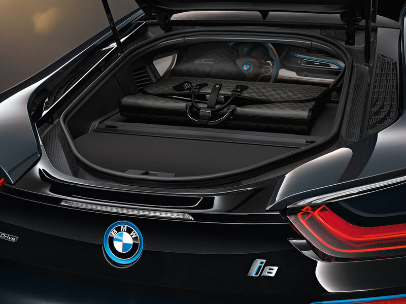Der BMW i8 startet ab Juni 2014 auf sportliche und umweltfreundliche Weise auf den Straßen durch. (BMW)