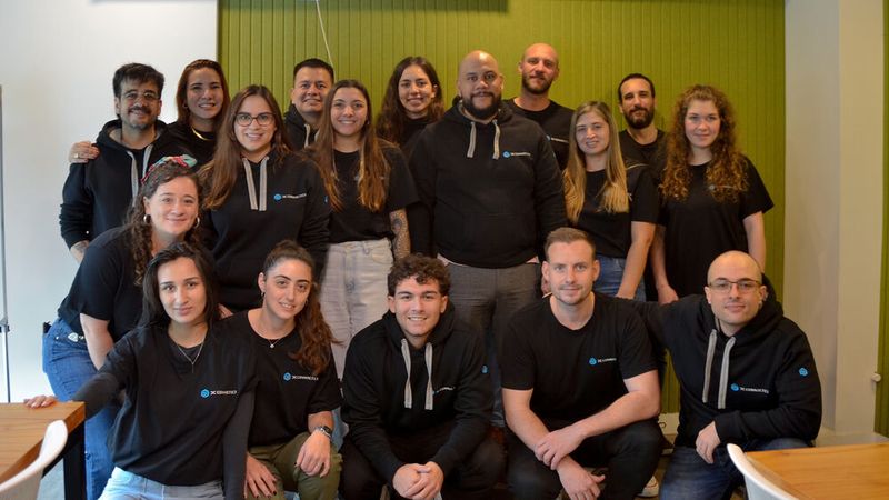 DC Connected rund um Gründer und Geschäftsführer Dennis Christ (1. Reihe, 2. von rechts) will Diagnose und künstliche Intelligenz zusammenführen.(Bild:  Christ Kfz)