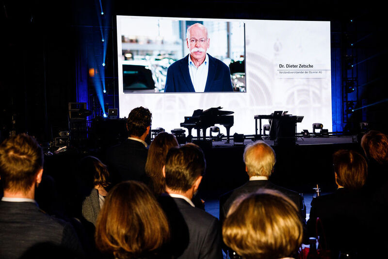 Daimler-Chef Dieter Zetsche gratulierte der Lueg AG per Video-Botschaft zum 150-jährigen Bestehen. (Lueg AG)