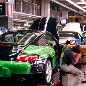 Wenn auch der handwerkliche Anteil, im Vergleich zu anderen Automobilherstellern, immer noch ist (war) wie hier 1999 bei der 911 (996)-Produktion.(Bild:  Porsche AG)