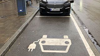 E-Mobilität ist im Alltag sichtbar; die Transformation der Branche ist jedoch noch lange nicht abgeschlossen. (Bild: Seyerlein/»kfz-betrieb«)