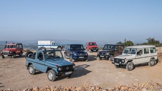 Die Mercedes-Benz G-Klasse der Baureihe 463 aus dem Jahr 2018 (Mitte), umgeben von Vorgängern. Vor 50 Jahren erfolgte der Startschuss zur Entwicklung des erfolgreichen Offroaders. (Bild: Mercedes-Benz)