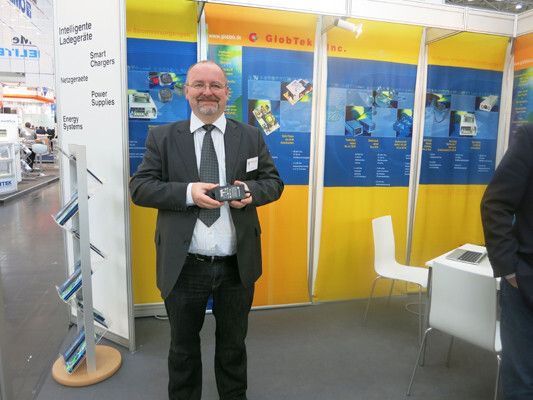 Globtek-Vertriebsingenieur Rudolf Münter hält ein externes medizinisches Netzteil in Händen. (Bild: Schäfer)