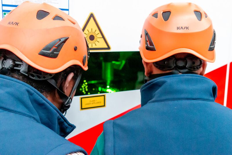 Während der Eröffung des neuen Ambo-Stahl-Standorts in Köln-Hürth zog vor allem eine der weltweit leistungsfähigsten Laserschneidanlagen, die Penta Plus Bevel 6530 von Cutlite aus den USA, die Blicke auf sich. Panzerstahl ist für sie kein Problem. (Bild: ©2026 Benedikt Lang)