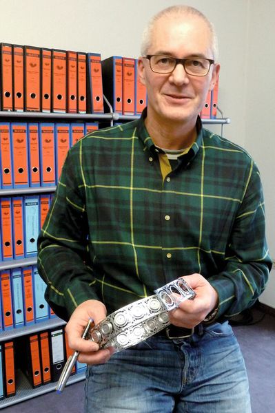 Wilhelm Settele, Geschäftsführer der Creative Automation GmbH & Co. KG, macht dem Namen seines Unternehmens alle Ehre. Den Kopf voller kreativer Ideen, entwickelt er spezifische Fertigungslösungen für kleinste Stanzteile, wie sie beispielsweise in Uhren oder in der Medizintechnik benötigt und mithilfe der sogenannten Pulsationstechnik hergestellt werden. (Bild: Kuhn)