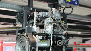 Die Skyrail-Elektrohängebahn von SEH Engineering kann mit relativ wenig Energiebedarf auf bis zu 150 Meter pro Minute beschleunigt werden. Sie trägt mit einem Zweifachfahrzeug 500 Kilogramm sowie 1.000 Kilogramm mit einem Vierfachfahrzeug. (Bild: SEH Engineering)