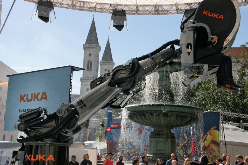 Der Roboter als Fahrgeschäft: Bei den Feierlichkeiten zum Tag der Deutschen Einheit 2012 in München sorgte der Robocoaster für aufregende Momente bei den Besuchern. (Bild: Kuka Roboter)