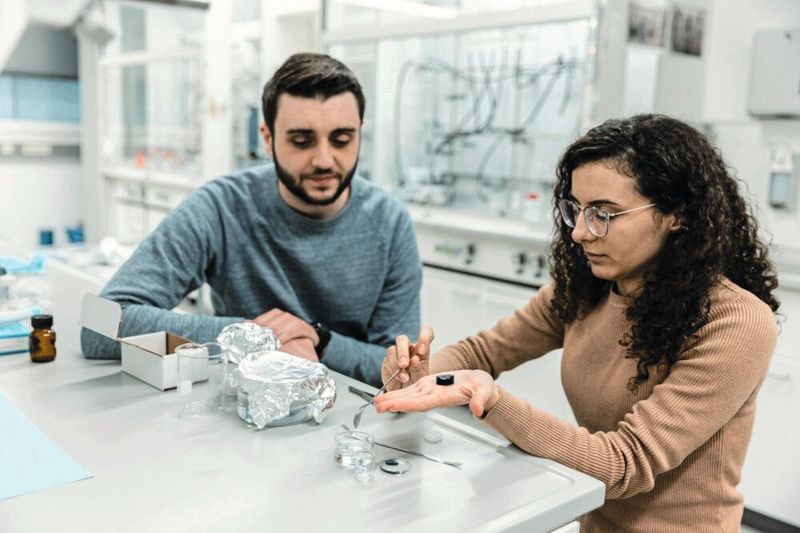 Im Labor werden neue Materialien entwickelt und charakterisiert (Bild: Sven Cichowicz)