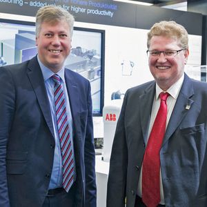 Morten Wierod von ABB und Thomas Punzenberger von Copa-Data (v.l.) sind nun Partner: Die Copa-Data-Software „zenon“ ist nun im ABB-Produktportfolio verfügbar.