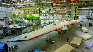 Für die Nietbohrungen zwischen Stringern und Flügelhaut, die beide aus CFK-Werkstoffen bestehen, werden diamantbeschichtete Werkzeuge eingesetzt. Bild: Airbus (Archiv: Vogel Business Media)