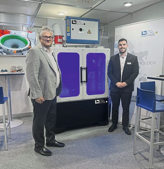 De g. à d. : Frédéric Springmann, directeur de Springmann SA et Robin Grosshans, responsable régional des ventes chez LTA Lufttechnik GmbH. De g. à d. : Frédéric Springmann, directeur de Springmann SA et Robin Grosshans, responsable régional des ventes chez LTA Lufttechnik GmbH.