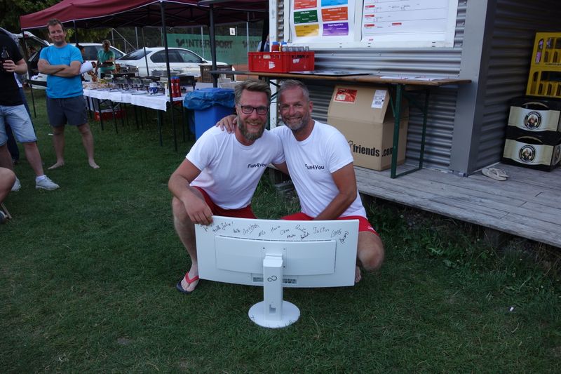 20. jähriges Firmenjubiläum für (l.) Mike Kaczmarczyk, der von Heiko Lühr und seinem Team einen Monitor anstatt einer goldenen Uhr bekam. (Bild: IT-BUSINESS)