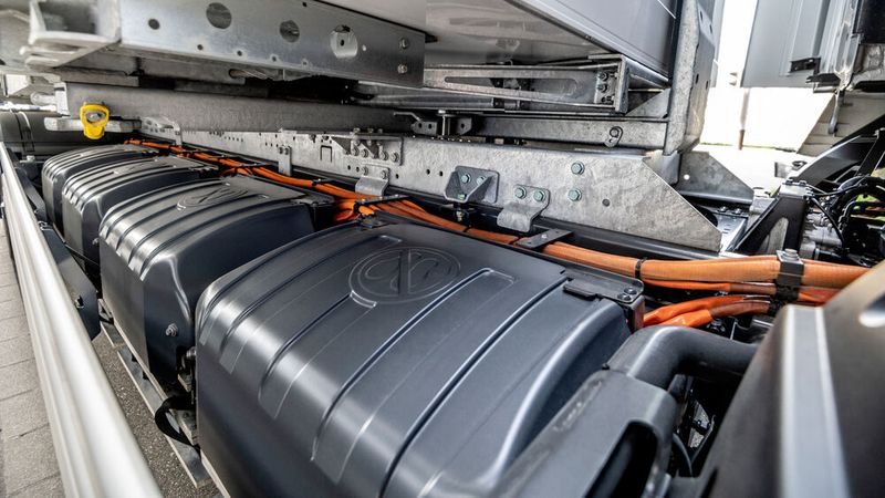 Die einzelnen Akku-Blöcke haben eine Kapazität von jeweils 105 kWh. (Bild: Daimler Truck AG)