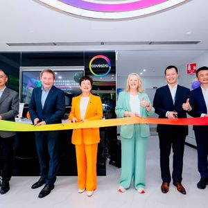 Covestro eröffnet sein neues TPU Application Development Center in Guangzhou, China. Von links: Edward Zhou (Managing Director of Guangzhou Site), Christian Haessler (Head of Innovation TPU), Holly Lei (President of Covestro China), Andrea Maier-Richter (Global Head of TPU), Kevin Ho (Head of TPU Sales and Market Development APAC) und Frank Yang (Head of TPU Innovation APAC) (Bild: Covestro)