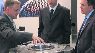 Die Motorbremse der Baureihe 170 ist das Highlight am Stand von Ortlinghaus. Sie wurde für servomotorisch angetriebene mechanische Pressen entwickelt und weckt die Neugier vieler Standbesucher.Bild: Kraus (Archiv: Vogel Business Media)