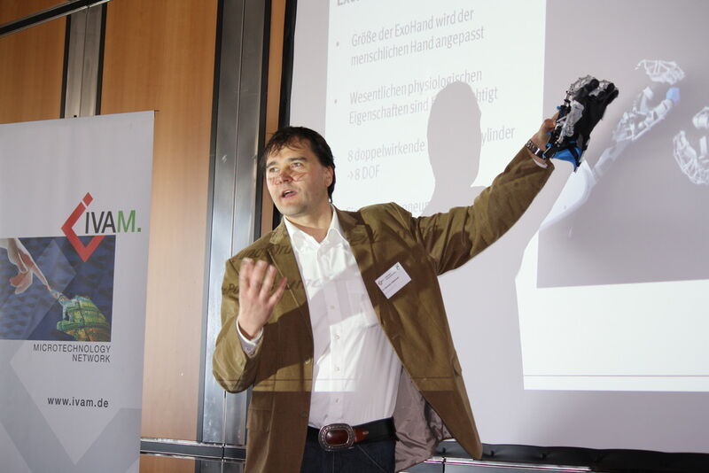 Dr. Alexander Hildebrandt von Festo hatte die sogenannte Exo-Hand im Gepäck – nur ein Beispiel für intelligente Robotik. (Bild: Ivam)