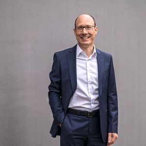 Andreas Bachhofer übergibt die Verantwortung für das Mercedes-Benz-Lkw-Werk in Wörth.(Bild:  © Daimler Truck AG)