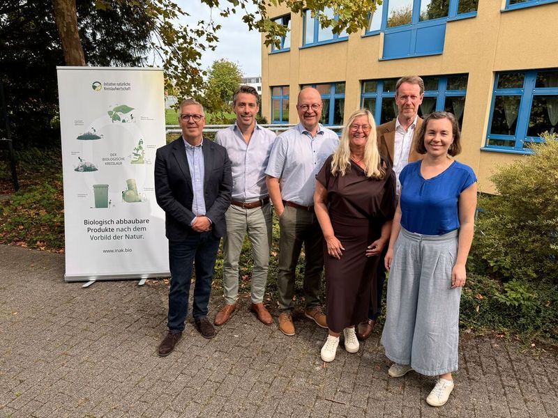 Inak Vorstand Oktober 2026: Peter Brunk (Biotec), Marcel Barth (BASF), Karsten Buth (Profectus Films), Carmen Michels (FKuR, Vorsitzende des Vorstands), Friedrich von Hesler (Novamont), Lara Dammer (nova-Institut) (Bild: Inak)