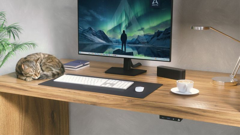 Der Arctic Senza AI 370 ist unsichtbar unter der Tischplatte montiert. Lediglich die Frontpanel-Box ist sichtbar. Zudem arbeitet der Rechner durch die passive Heatpipe-Kühlung absolut lautlos. (Bild:  Arctic)