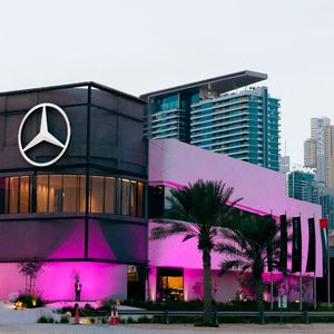 Das Brand Center des Mercedes-Generalimporteurs Gargash wurde 2024 in Dubai eröffnet. Der kleine Palast zwischen Dubai Creek und Burj Khalifa will eine Begegnungsstätte sein.(Bild:  Gargash)