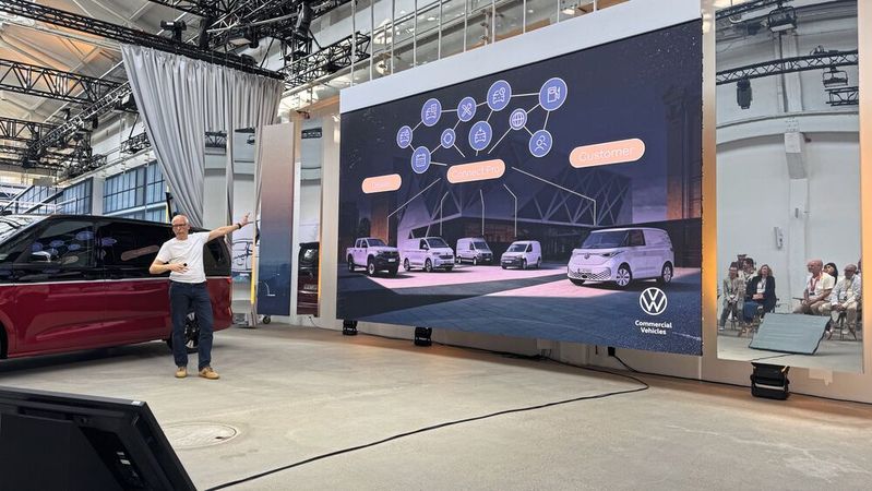 VW-Nutzfahrzeuge-Chef Stefan Mecha skizzierte im Vorfeld der IAA Transportation, wie die engere Vernetzung von Händlern und Flottenbetreibern über digitale Kanäle die produktive Zeit von Fahrzeugen der Kunden maximieren soll.(Bild:  Achter – VCG)