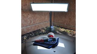 Die LED Panel Leuchte von Bauer & Böcker soll gleichmäßig ohne zu blenden ausleuchten und eignet sich zur Anbringung über Montagearbeitsplätzen, in Betriebshallen oder zur flexiblen Positionierung an einem Ständer. (Bild: Bauer & Böcker)