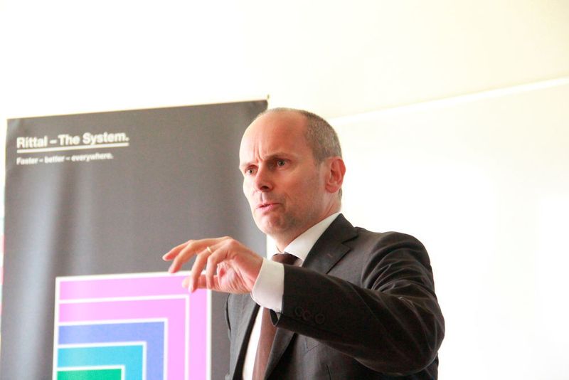 Tommaso Bonuzzi, Marketingdirektor von Salvagnini Italia S.p.A. in Sarego (Italien) „Heute fragen die Kunden nach Maschinen, die auch bei Temperaturen von 50 °C sicher arbeiten sollen.“ Und dies sei ohne Kühlung der Elektronik gar nicht möglich. (Reinhold Schäfer)