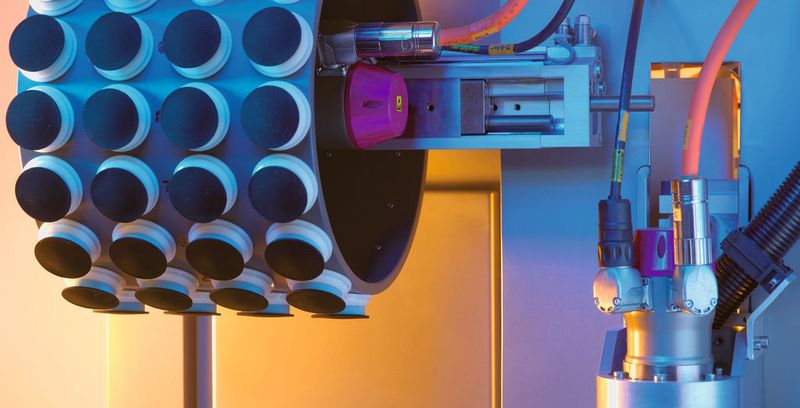 Trommelmagazin und vertikale Schwenkachse der Beladungseinrichtung der Duo-Flex-Maschine.  (Bild: Satisloh)
