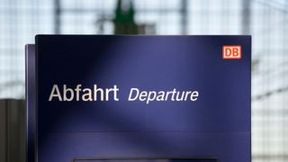 Die Bahn überzeugt beim Vergleich des ADAC mit Vorteilen beim Preis und der Klimabilanz. (Bild: Deutsche Bahn AG / Axel Hartmann)