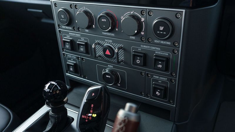 In der Mittelkonsole dominiert das Analoge.  (Bild: Ineos)