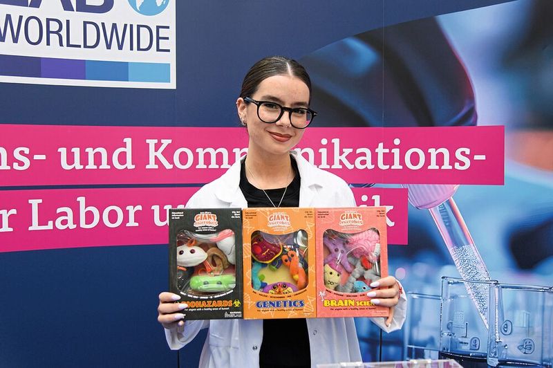 Zum Ende der Messe gab es wie immer drei Sets aus Plüschmkroben zu gewinnen (sowie einen Hauptpreis). Ausgelost wurde um 15:30 Uhr unter allen noch anweseneden Gewinnspiel-Teilnehmern.  Mehr Infos zu den kommenden LAB-SUPPLY-Messen finden Sie auf www.lab-supply.info (Bild: Stefan Stark)