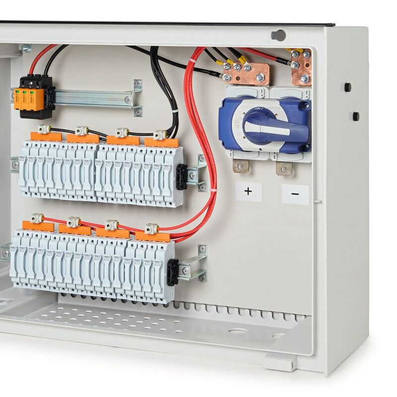 Anschlussfertig: DC-Generatoranschlusskästen konform zu IEC 61439-2 für DC-Systemspannungen bis 1500 V mit 20- bis 30-A-Sicherungen ver­fügen über integrierten Überspannungsschutz, eine flexible Anzahl an DC-Eingängen und optionale Stringüberwachung.