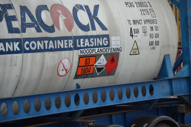 Eine entsprechende Beschriftung auf dem Gefahrgut-Transporter lässt erste Rückschlüsse zu. (PROCESS)