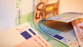 Die gestiegenen Preise für Energie, Ersatzteile und den Fahrzeugeinkauf müssen die Autohändler und Werkstätten an ihre Kunden weitergeben.  (Bild: gemeinfrei)