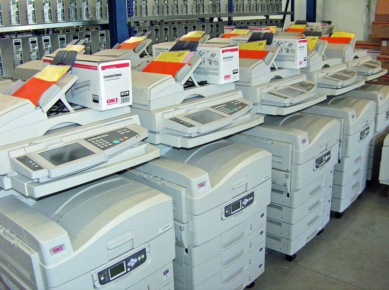 Palette mit Oki-Druckern im Ergotrade-Lager. (Archiv: Vogel Business Media)