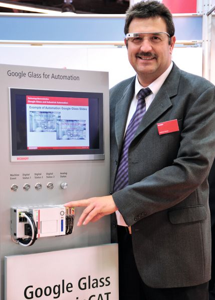 Andreas Thome, bei Beckhoff Produktmanager PC-Control, demonstriert auf der SPS IPC Drives in Nürnberg den Einsatz der Google-Brille für den Einsatz an der Maschine. (Bild: Beckhoff)